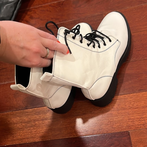 Size 8 white combat boot with black stitching - Picture 3 of 3